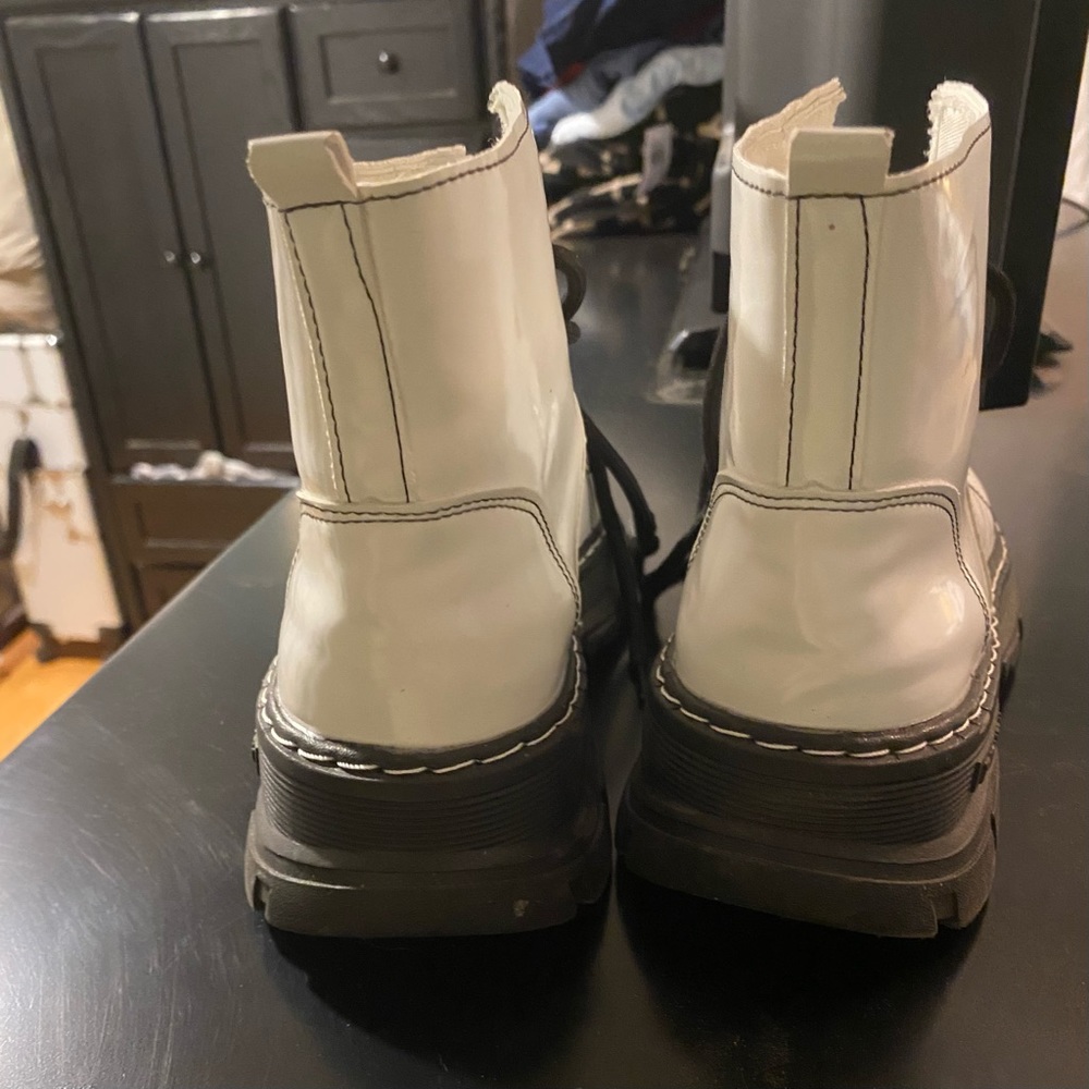 WOMENS combat boots can't wear them due to toe surgery